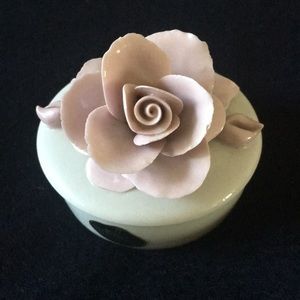 Nuova Capodimonte fine porcelain jewelry holder